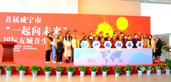 4 啟動后領(lǐng)導(dǎo)與學(xué)生代表合影(備選).jpg