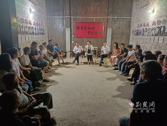 崇陽縣金塘鎮(zhèn)黨員干部在金塘村盧家大屋村灣開展灣子夜話,和群眾共商環(huán)境治理等事宜。.jpg