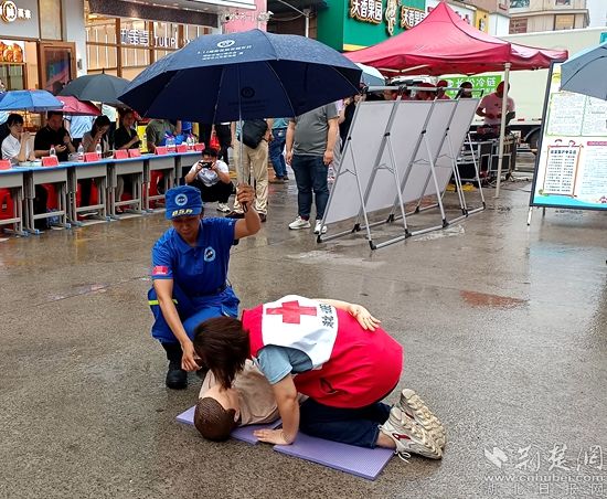 藍天救援隊和區(qū)紅十字會工作人員講解演示心肺復(fù)蘇動作要領(lǐng)_副本.jpg.jpg