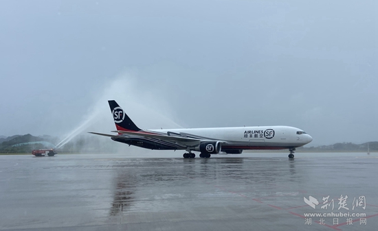 貨航首班進(jìn)港。胡小軍 攝.jpg