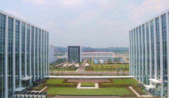 鄂州花湖機(jī)場(chǎng)貨運(yùn)站。記者 胡小軍 攝.jpeg