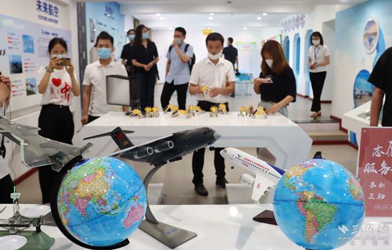 燕磯社區(qū)黨員群眾服務中心參觀體驗。記者 胡小軍 攝.jpeg