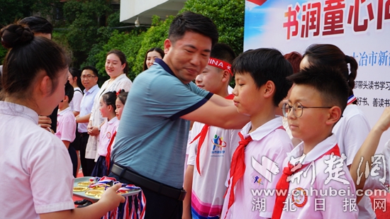 大冶市教育局黨組成員、副局長(zhǎng)為親子共讀示范家庭頒發(fā)獎(jiǎng)?wù)?jpg