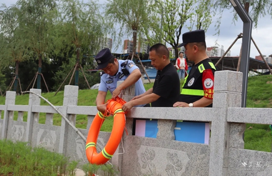 雙鶴派出所民輔警在轄區(qū)重點(diǎn)水域排查隱患，裝配救生工具.jpg